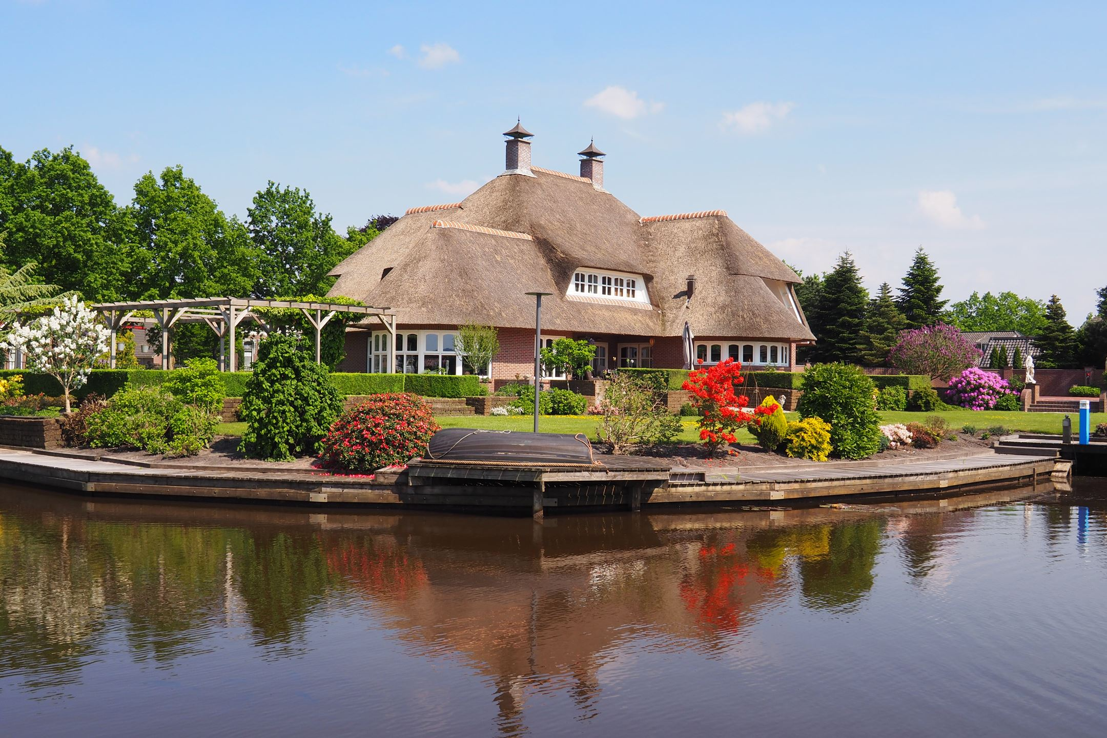 Zijaanzicht van de woning met tuin