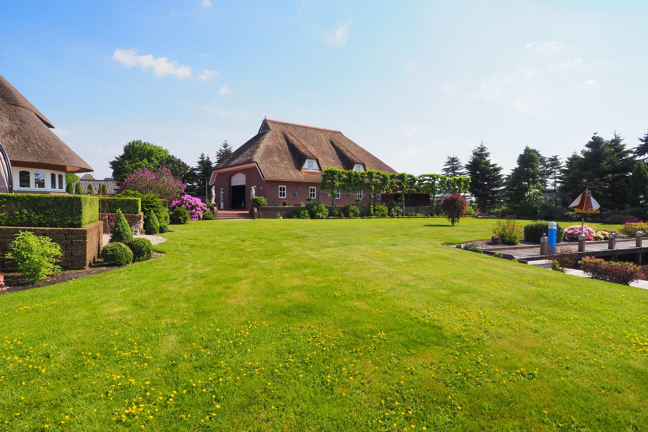 Achtertuin van de woning met groen gazon